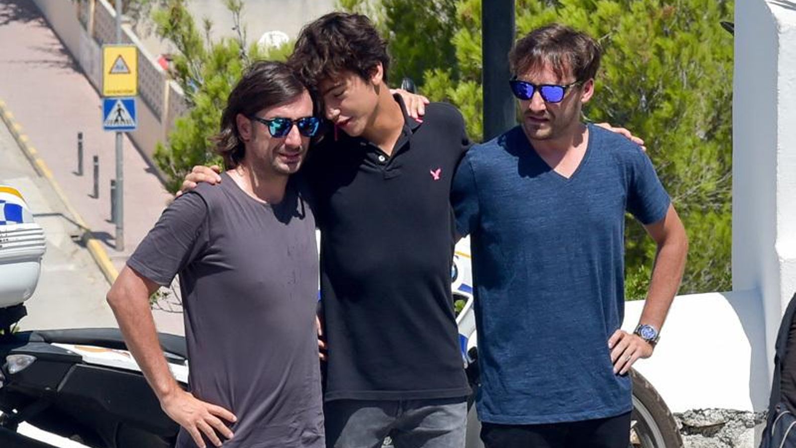 Hugo Nieto, en el centro de la imagen, arropado por sus hermanos mayores Gelete y Pablo, en el funeral de su padre.