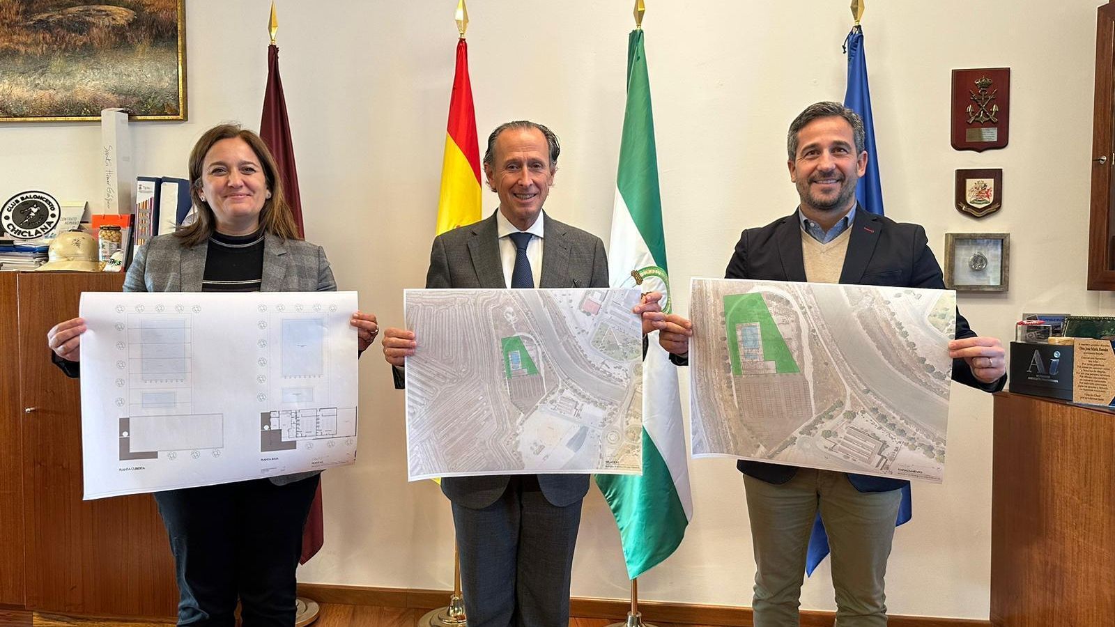 El alcalde y los concejales, durante la presentación del proyecto.