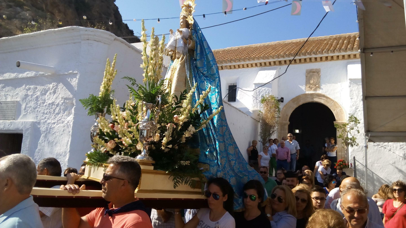 Los romeros sacan a hombros a la Virgen del Rosario Los romeros sacan a hombros a la Virgen del Rosario
