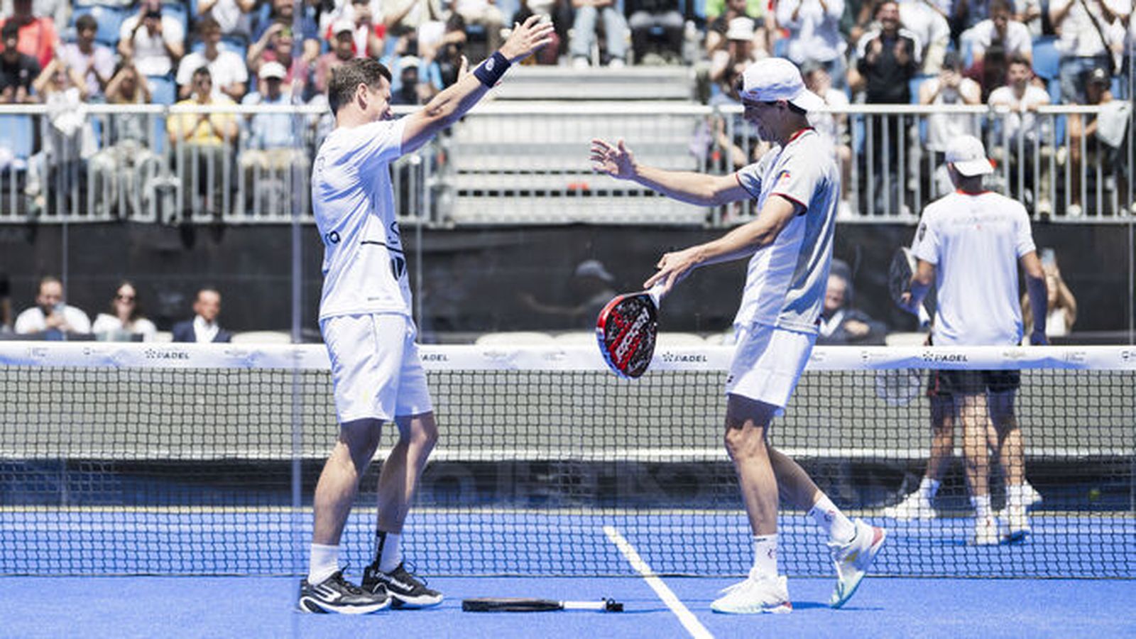 Paquito Navarro y Juan Lebrón se felicitan tras el sufrido triunfo en el segundo set.
