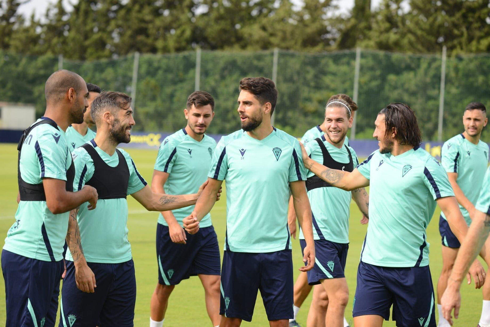 Sobrino (c) es saludado por sus compañeros en una sesión.