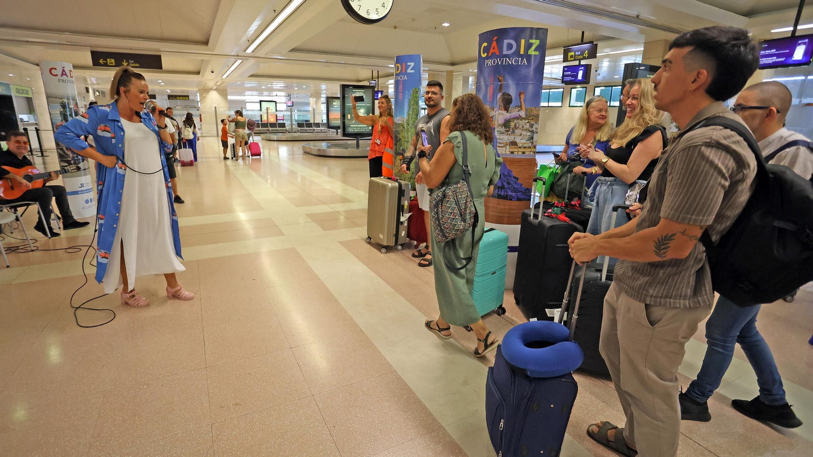 Así ha sido el recibimiento a los pasajeros del vuelo de Las Palmas de Gran Canaria en el Aeropuerto de Jerez