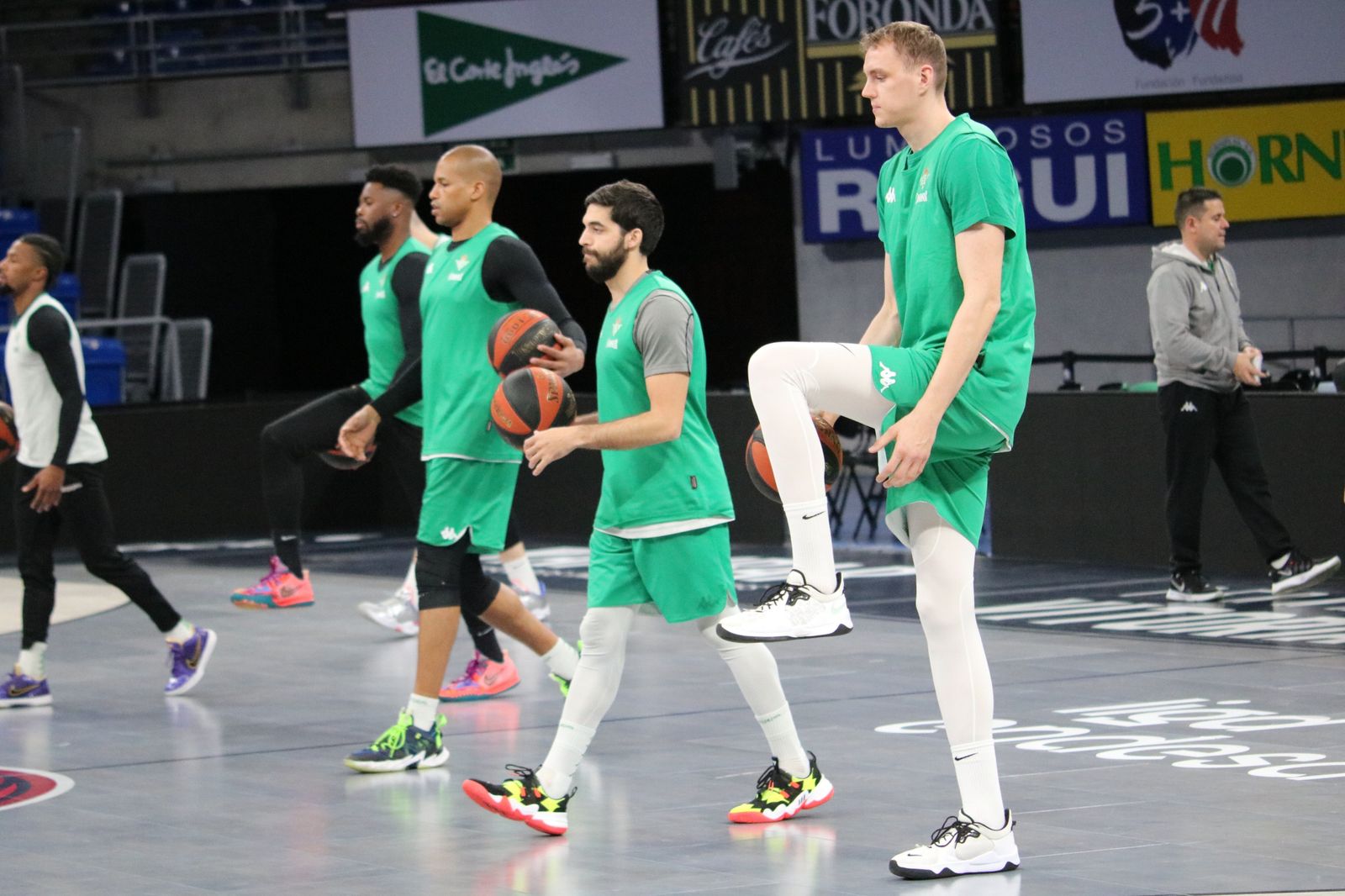 Pasecniks, Pozas, Báez y Leslie se ejercitan en la cancha del Baskonia.