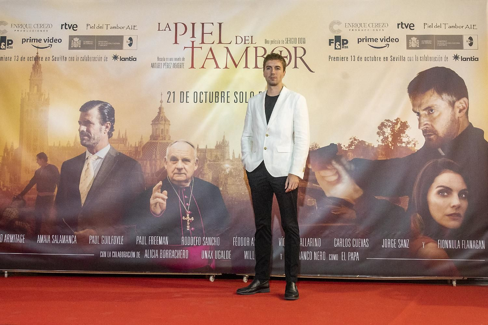Las imágenes del preestreno de 'La piel del tambor' en Sevilla