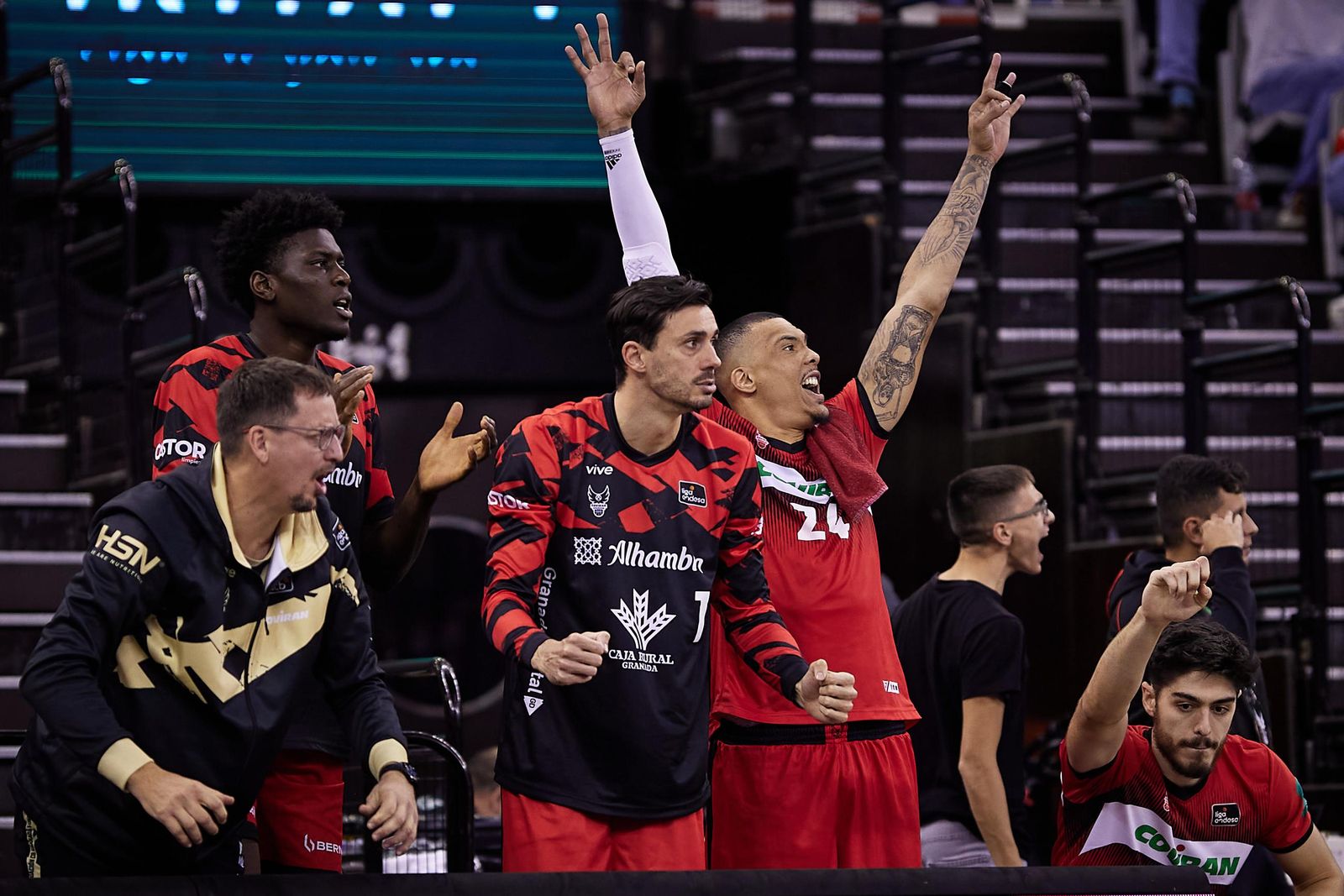 Pere Tomàs celebra una canasta de su equipo.