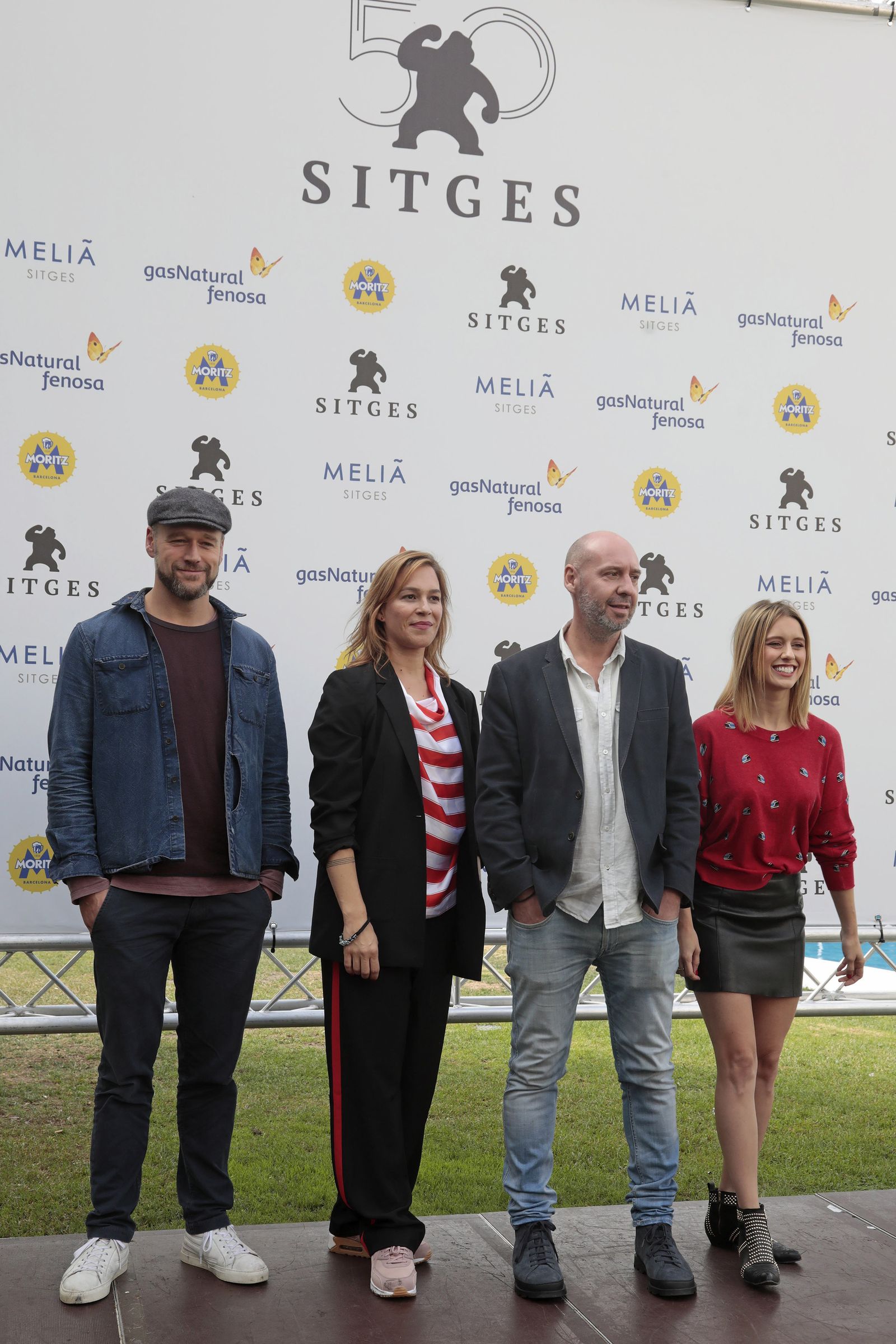 Los actores Elliot Cowan, Franka Potente y Manuela Vellés, junto a Balagueró.