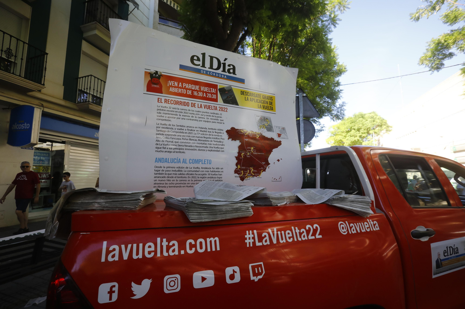 El ambiente en Montilla tras la llegada de La Vuelta, en imágenes