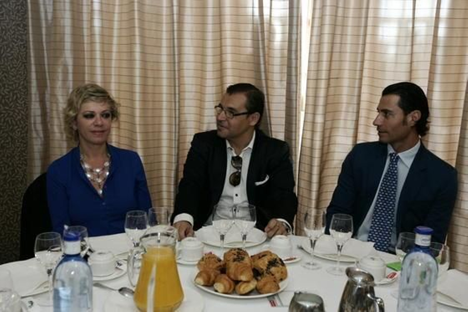 María del Carmen Abad, gerente de Muebles Mago, junto a Ángel González Muñoz (González Abogados) y Jesús Martínez, de Diario de Almería

Foto: Rafael G. / Javier Alonso