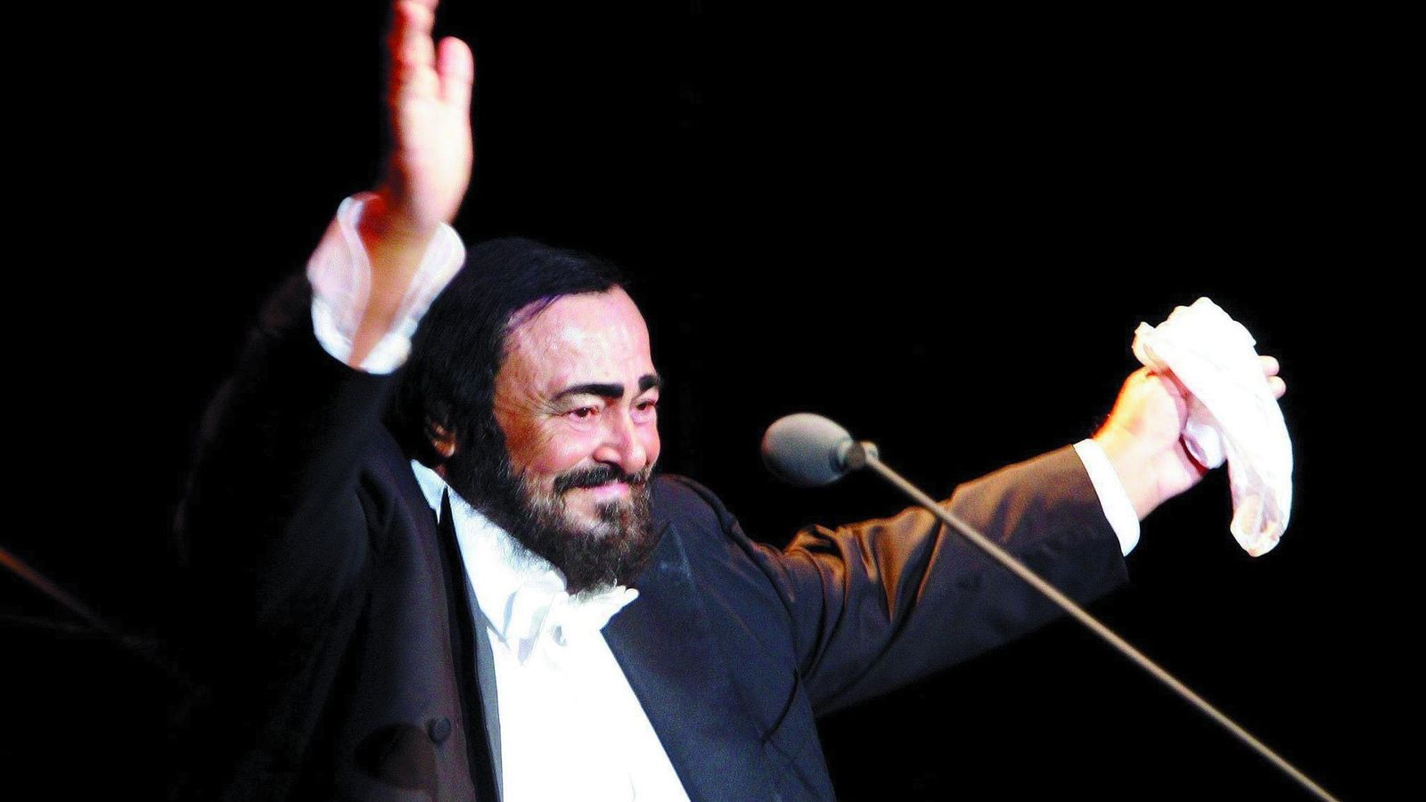 El tenor italiano, Luciano  Pavarotti,  durante uno de sus conciertos.