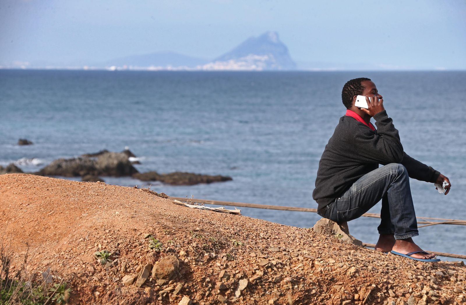 Un migrante en los alrededores del CETI de Ceuta.