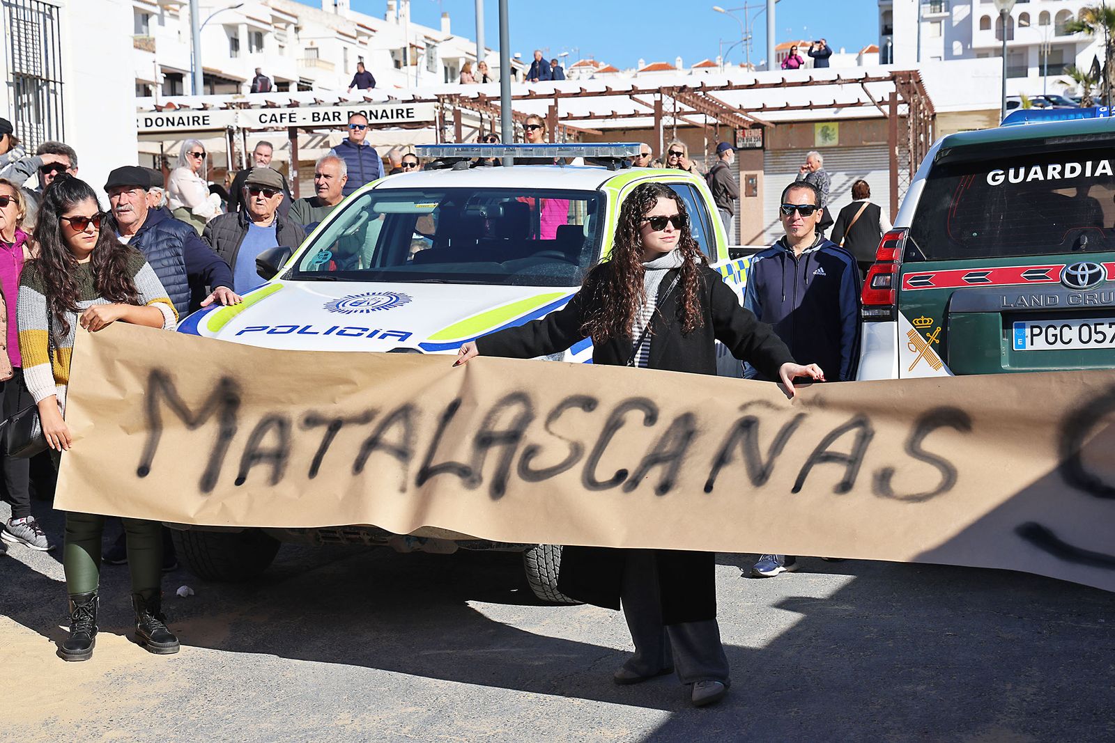 Fotografías de la concentración de los vecinos de Matalascañas tras los destrozos del paseo marítimo