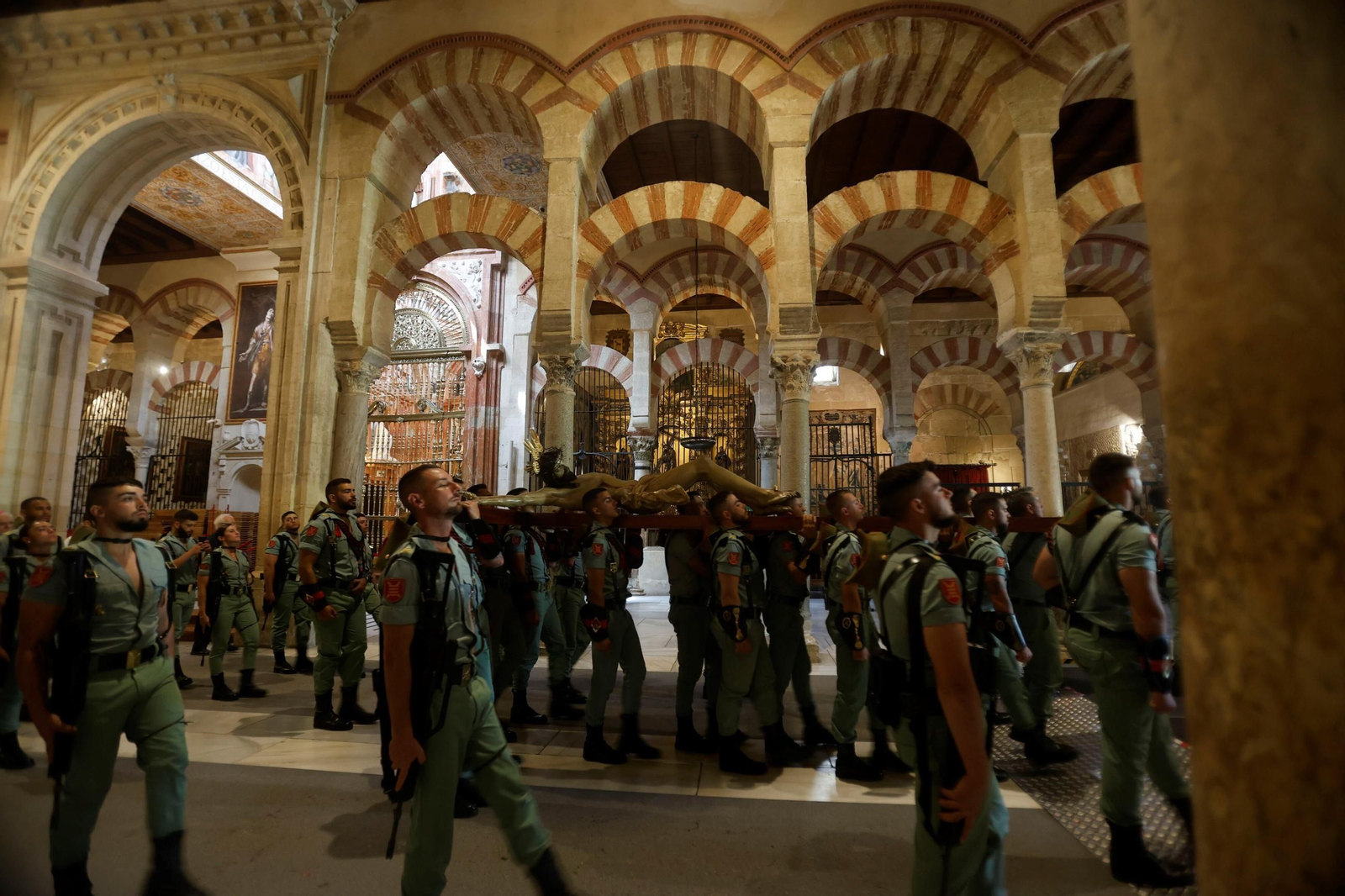 El vía crucis de la Caridad con la Legión en el Viernes Santo de Córdoba, en imágenes