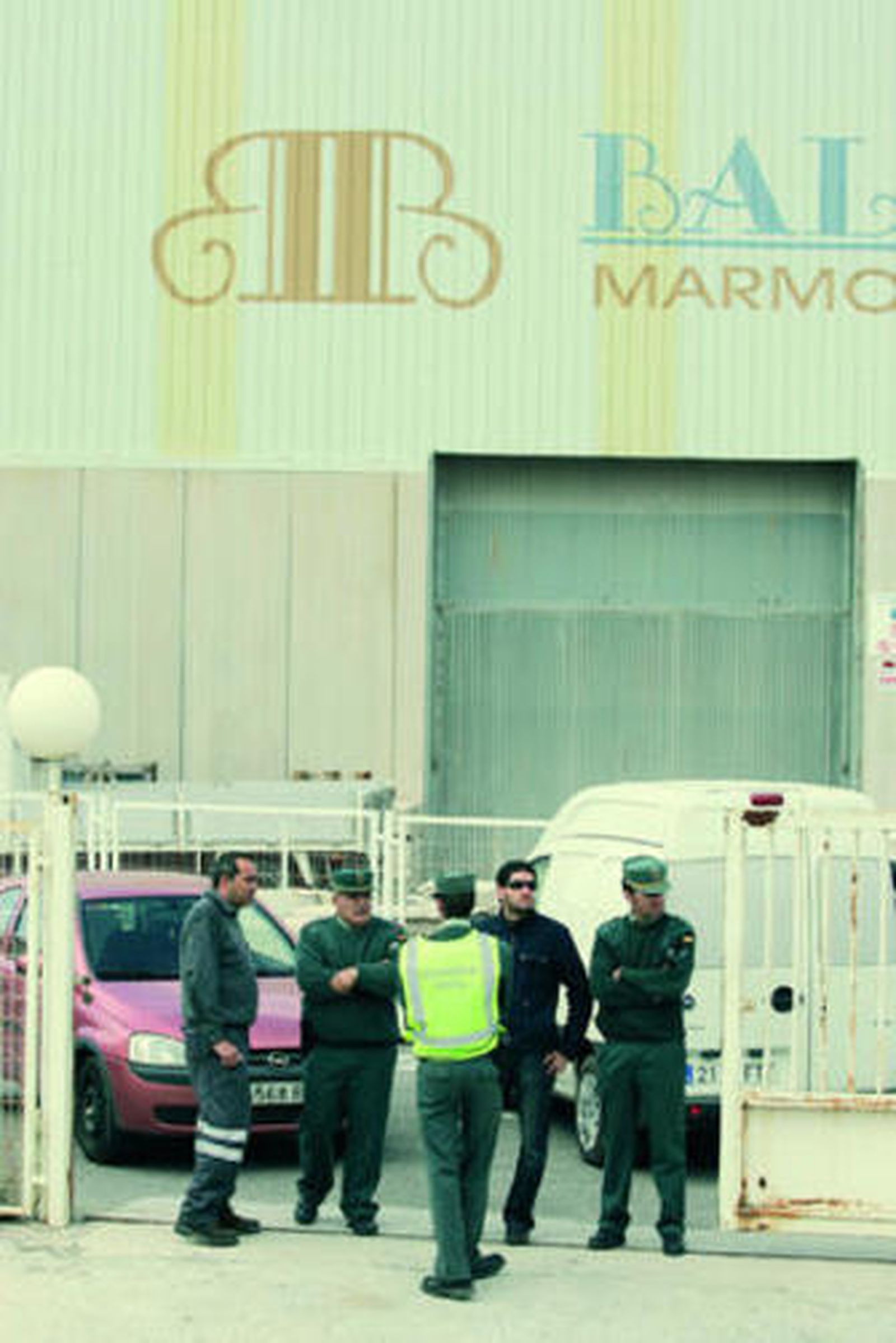 Agentes de la Guardia Civil en los accesos a la fábrica.