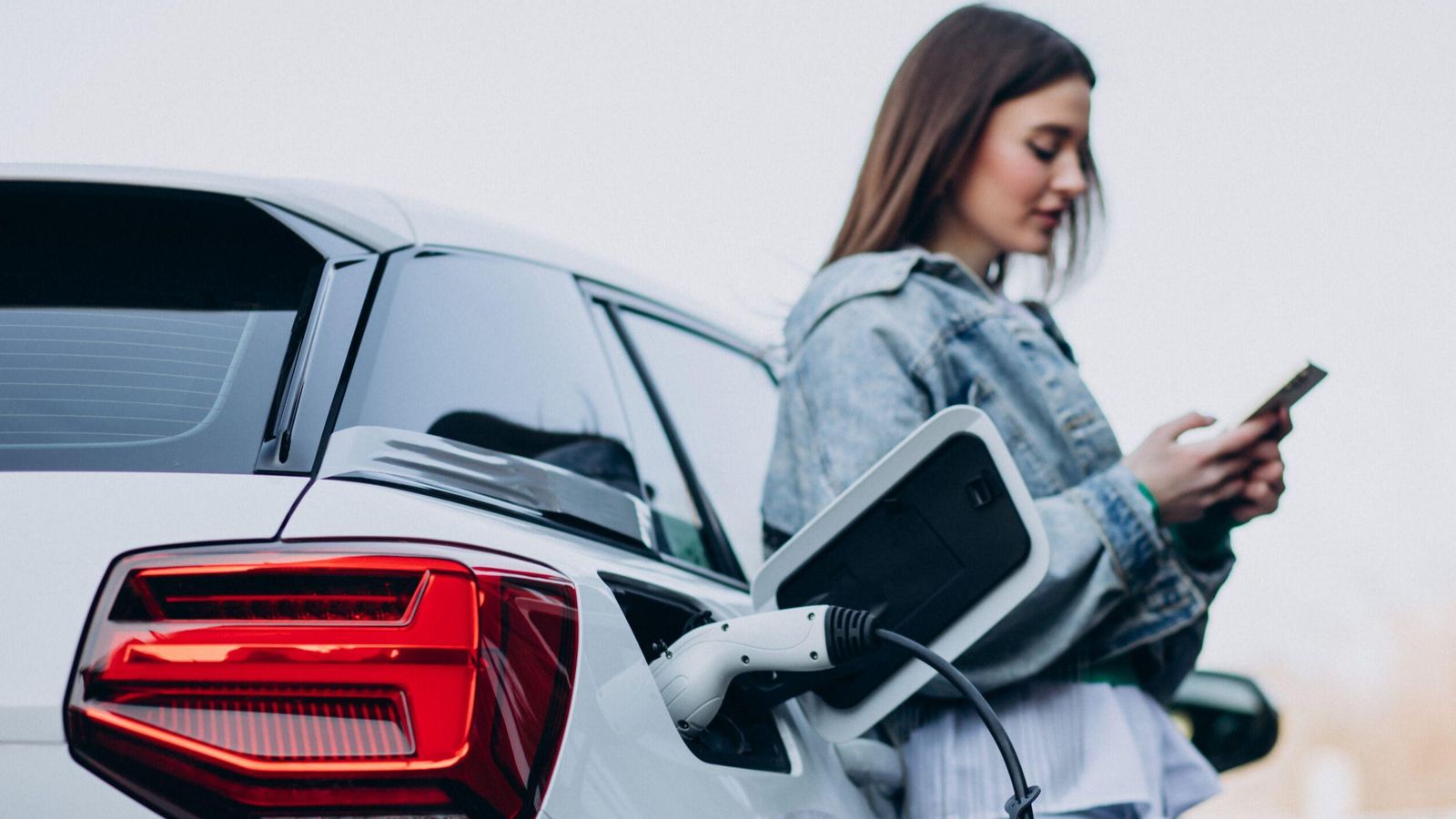 Casi un 20 por ciento de los turismos vendidos en España en lo que va de año son ya eléctricos o híbridos enchufables..