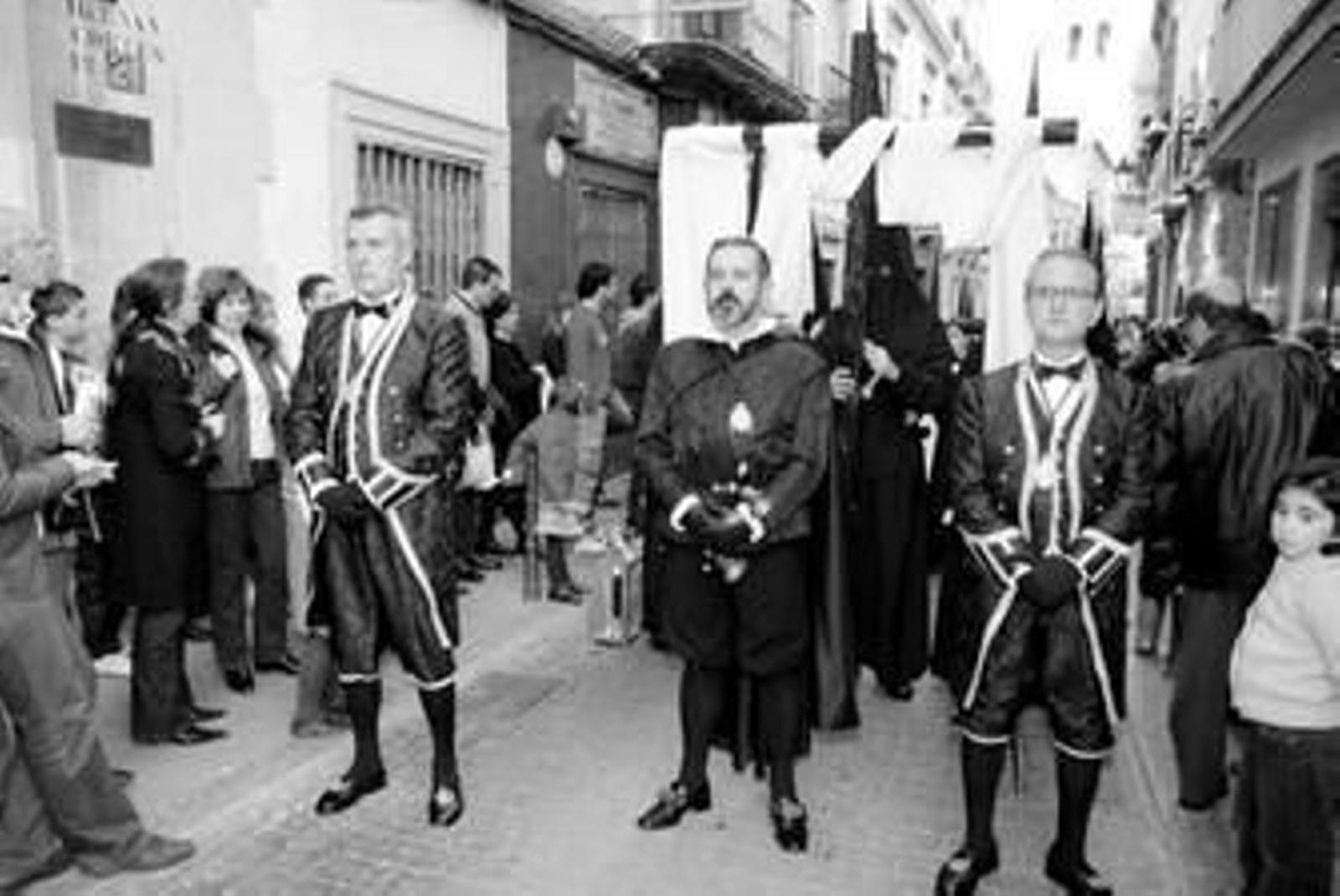 El cortejo procesional se escuchaba a lo lejos gracias al siempre inquietante tañer de una campana.