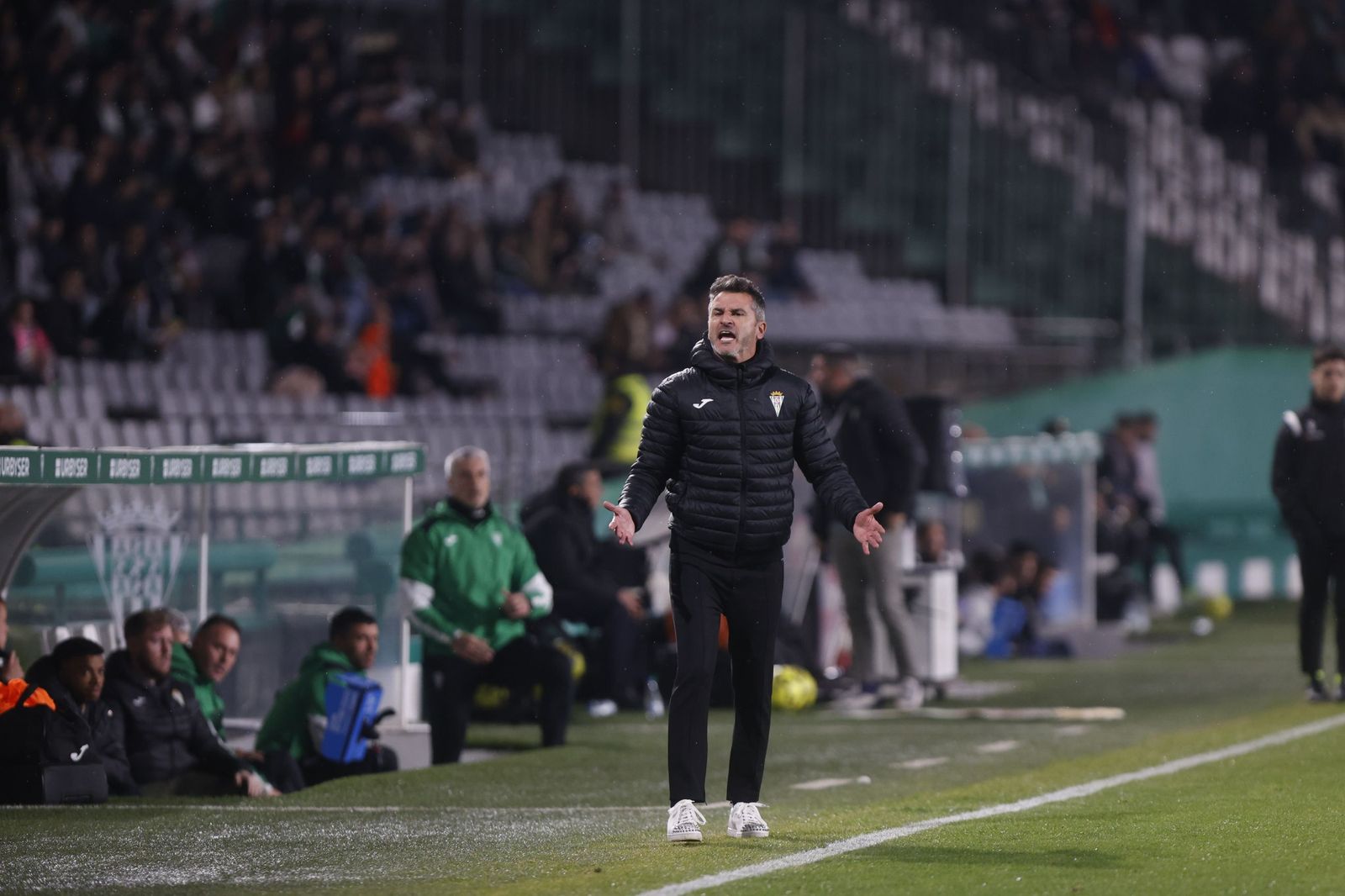 Iván Ania da órdenes a sus jugadores en la cita ante el Burgos.