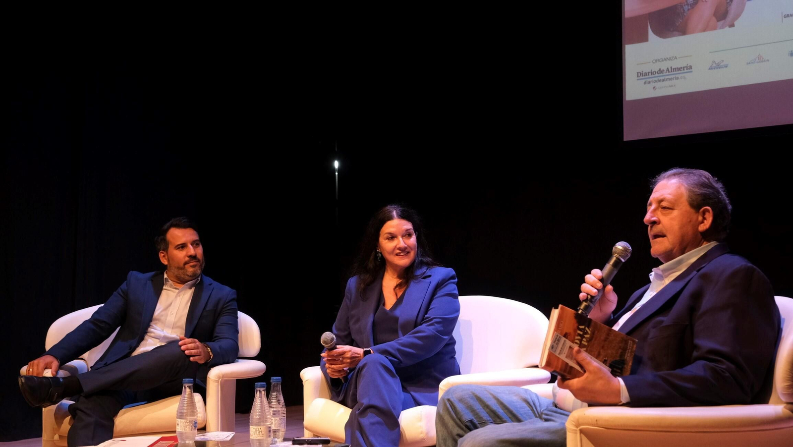 Iván Gómez, director de Diario de Almería junto a Rosario Raro y Diego Martínez, coordinador de Diario de los libros.