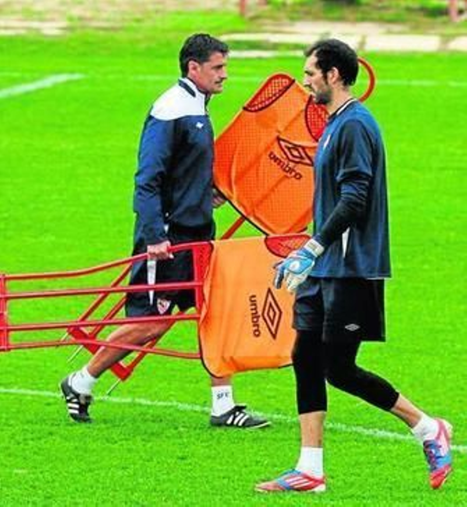 Diego López se cruza con Míchel en un receso del ensayo.