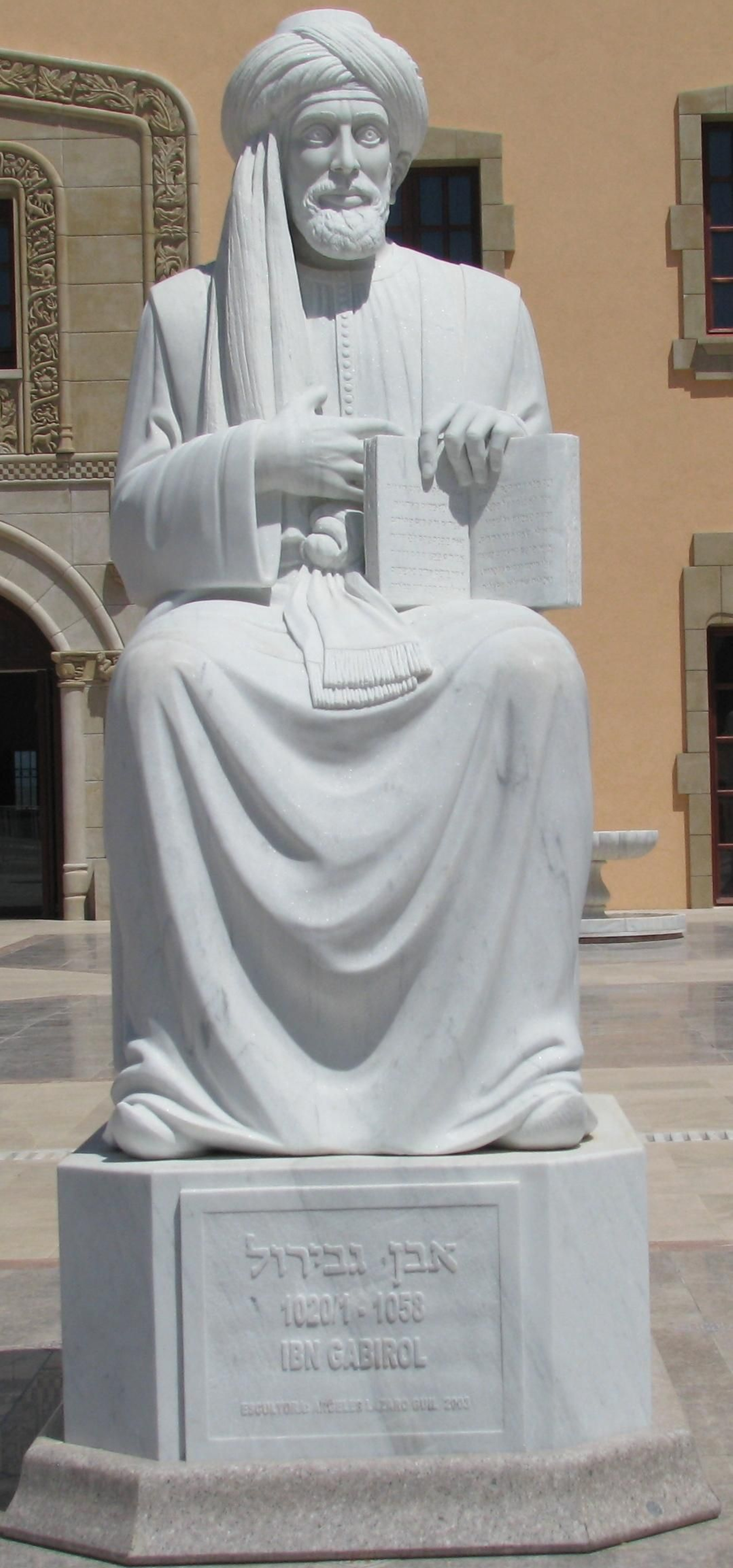 Estatua de Ibn Gabirol en la ciudad israelí de Cesaréa. Estatua de Ibn Gabirol en la ciudad israelí de Cesaréa.