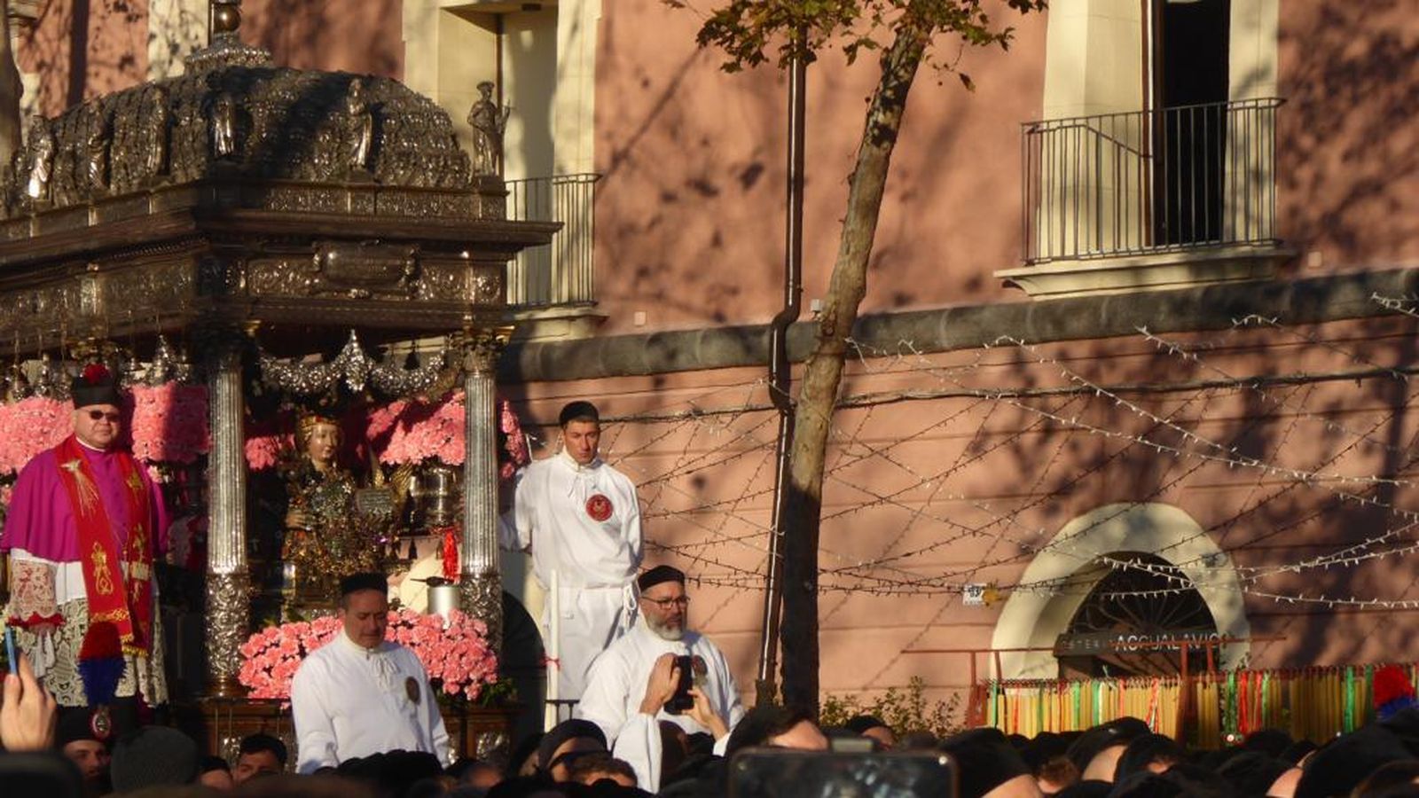 Una masa de personas acompañan a Santa Ágata en el 'giro esterno' del 4 de febrero.