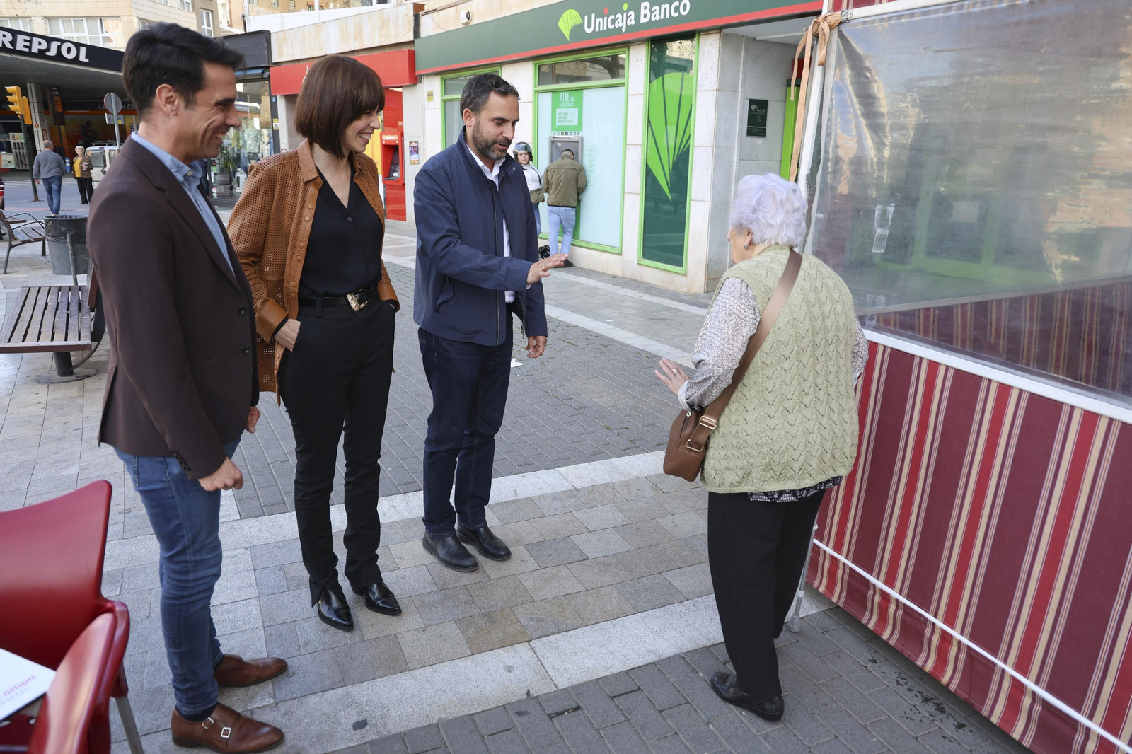 La ministra de Innovación junto a Dani Pérez con una anciana en Cruz de Humiladero.