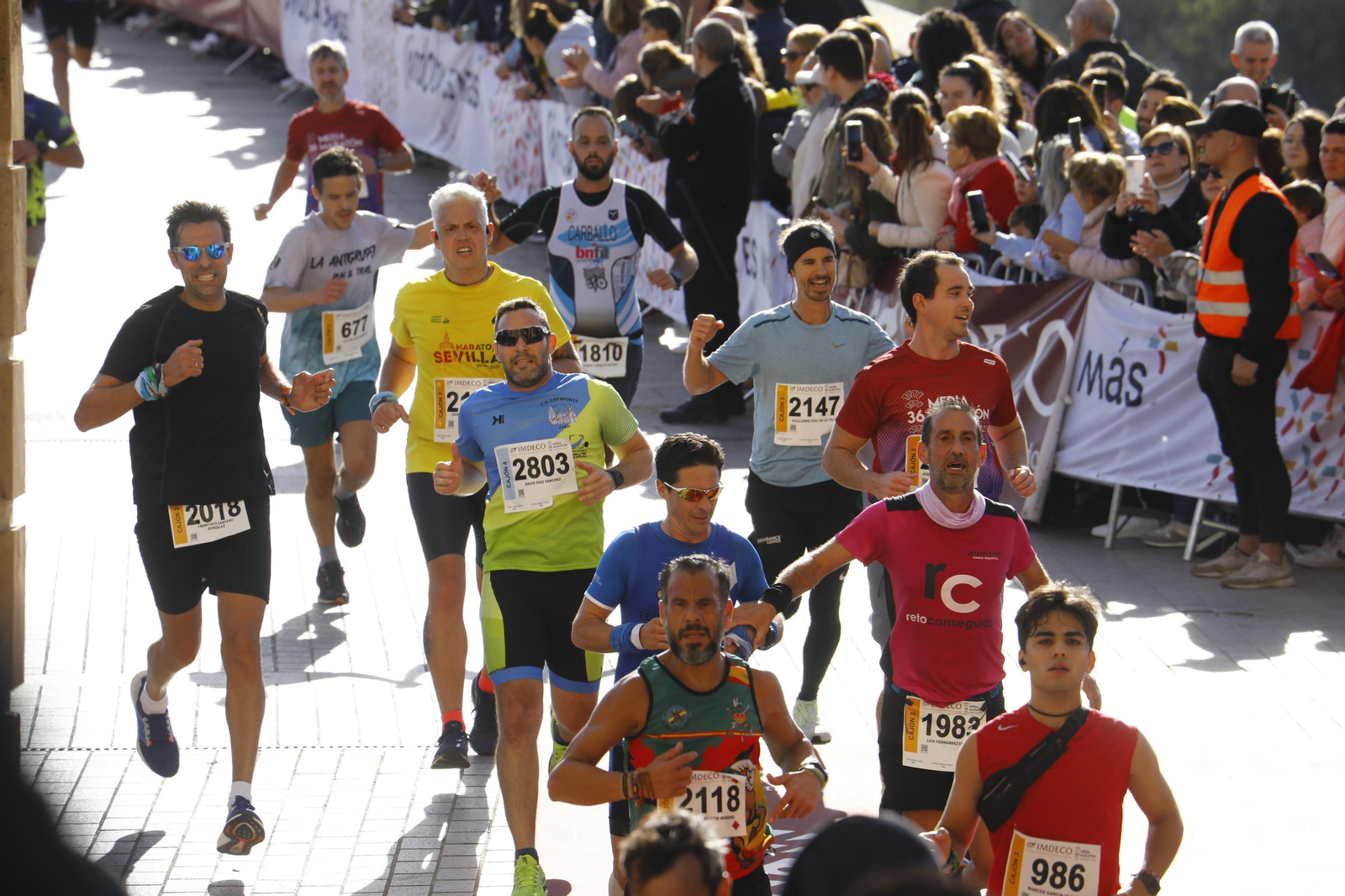 La gloria de cruzar la Puerta del Puente: imágenes de la meta de la 36 Media Maratón de Córdoba