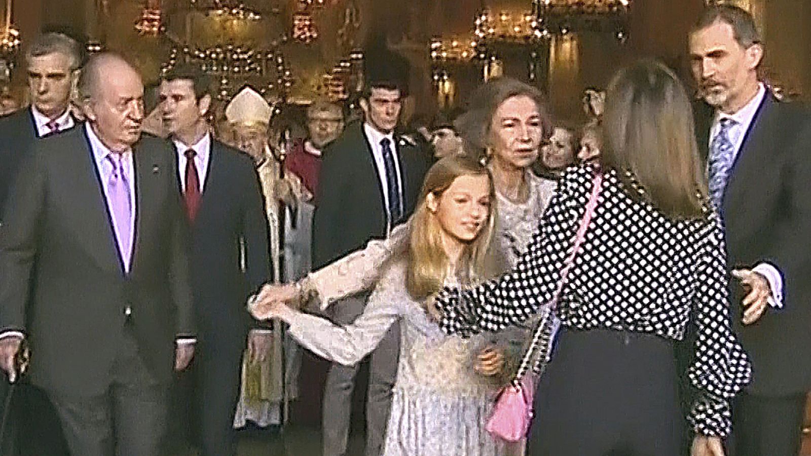Fotograma del desencuentro entre Reinas en la misa de Pascua del año pasado.