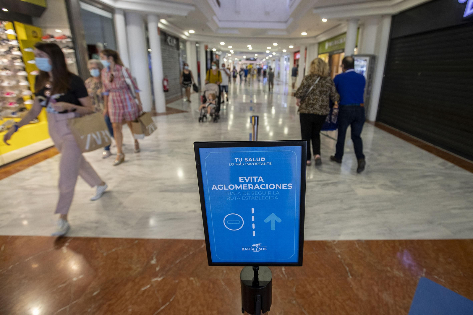 Interior del centro comercial Bahía Sur.
