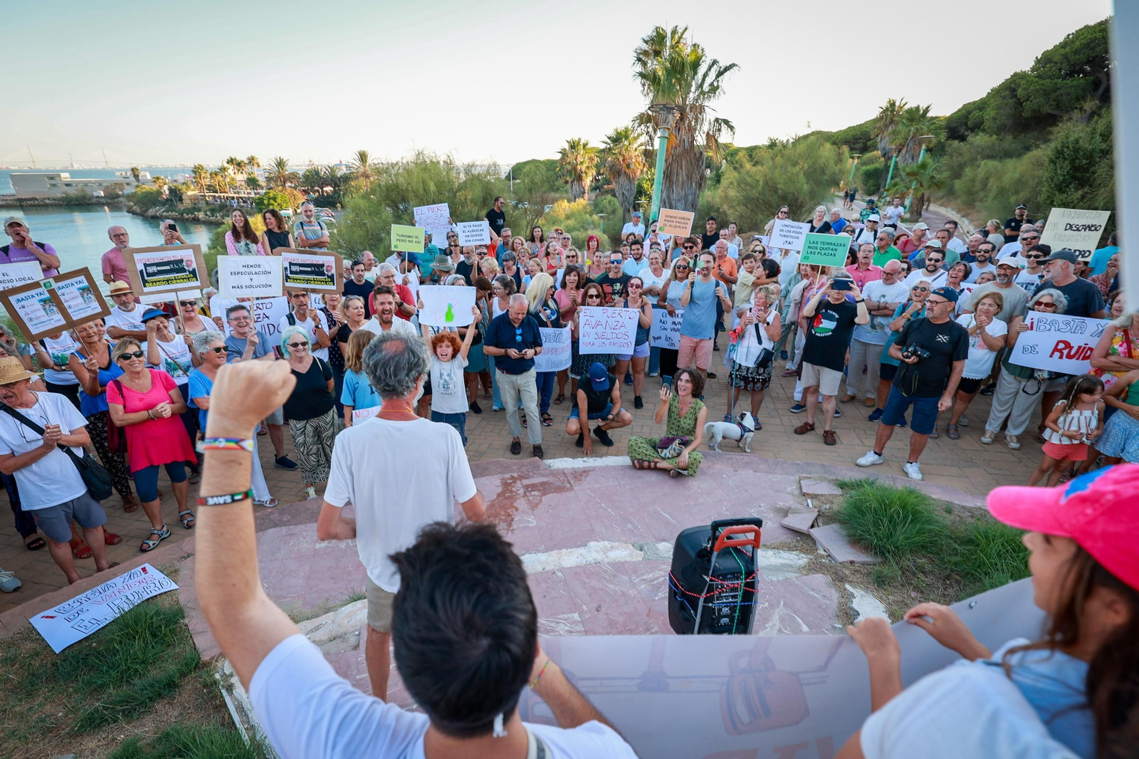 Las imágenes de la concentración en El Puerto contra el turismo de borrachera