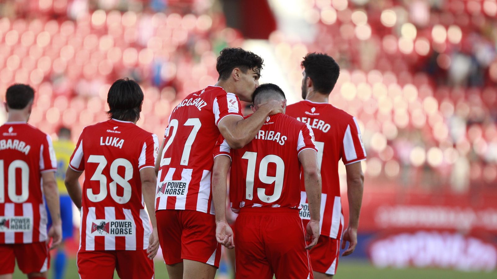 Paco Sanz besa a Sergio Arribas tras el segundo gol del rojiblanco.