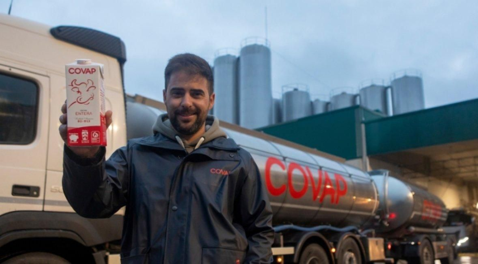 Trabajador de Covap con un bote de leche en sus manos.