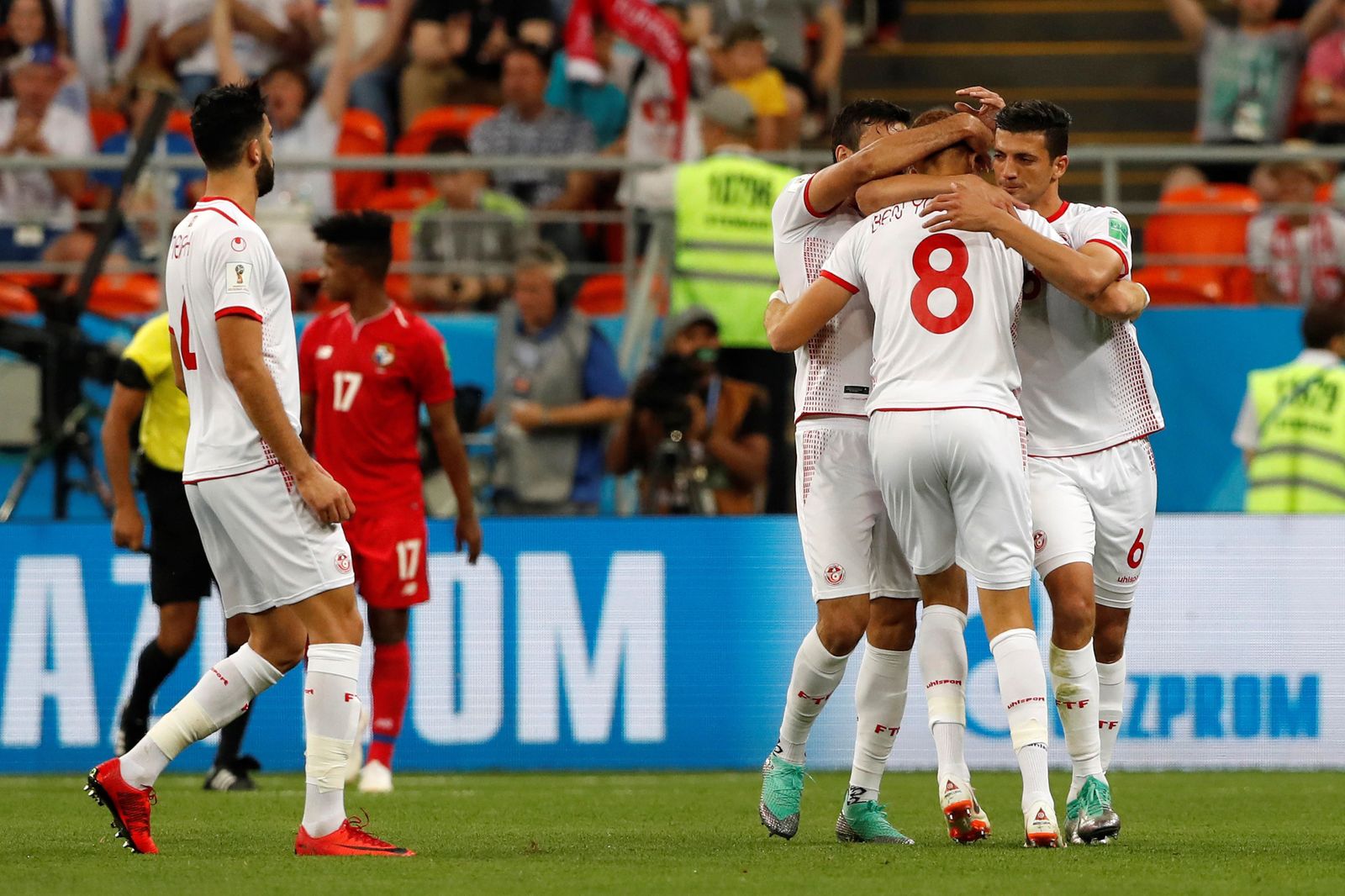 Ben Youssef, felicitado por sus compañeros tras firmar el empate.
