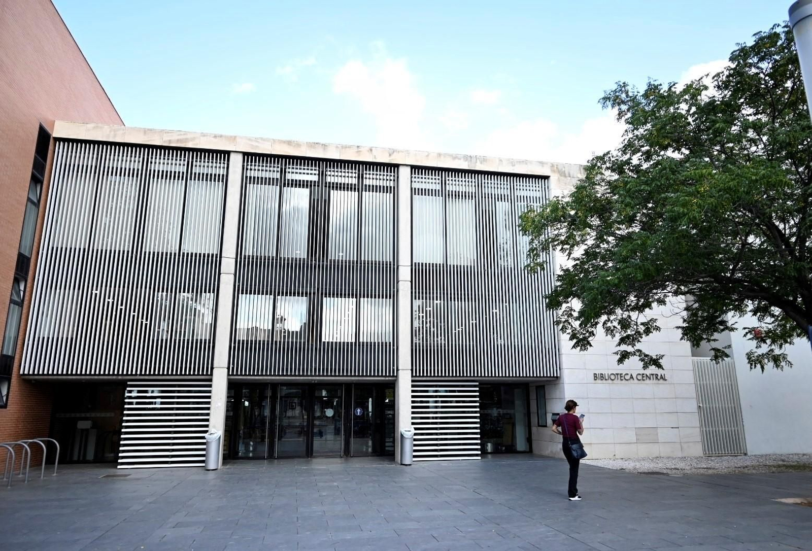 Acceso principal a la Biblioteca Central de Córdoba.