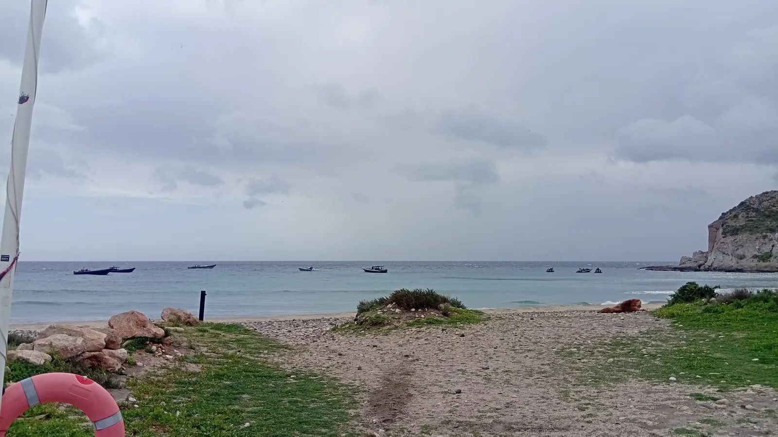 Lanchas fondeadas en la Cala del Plomo.