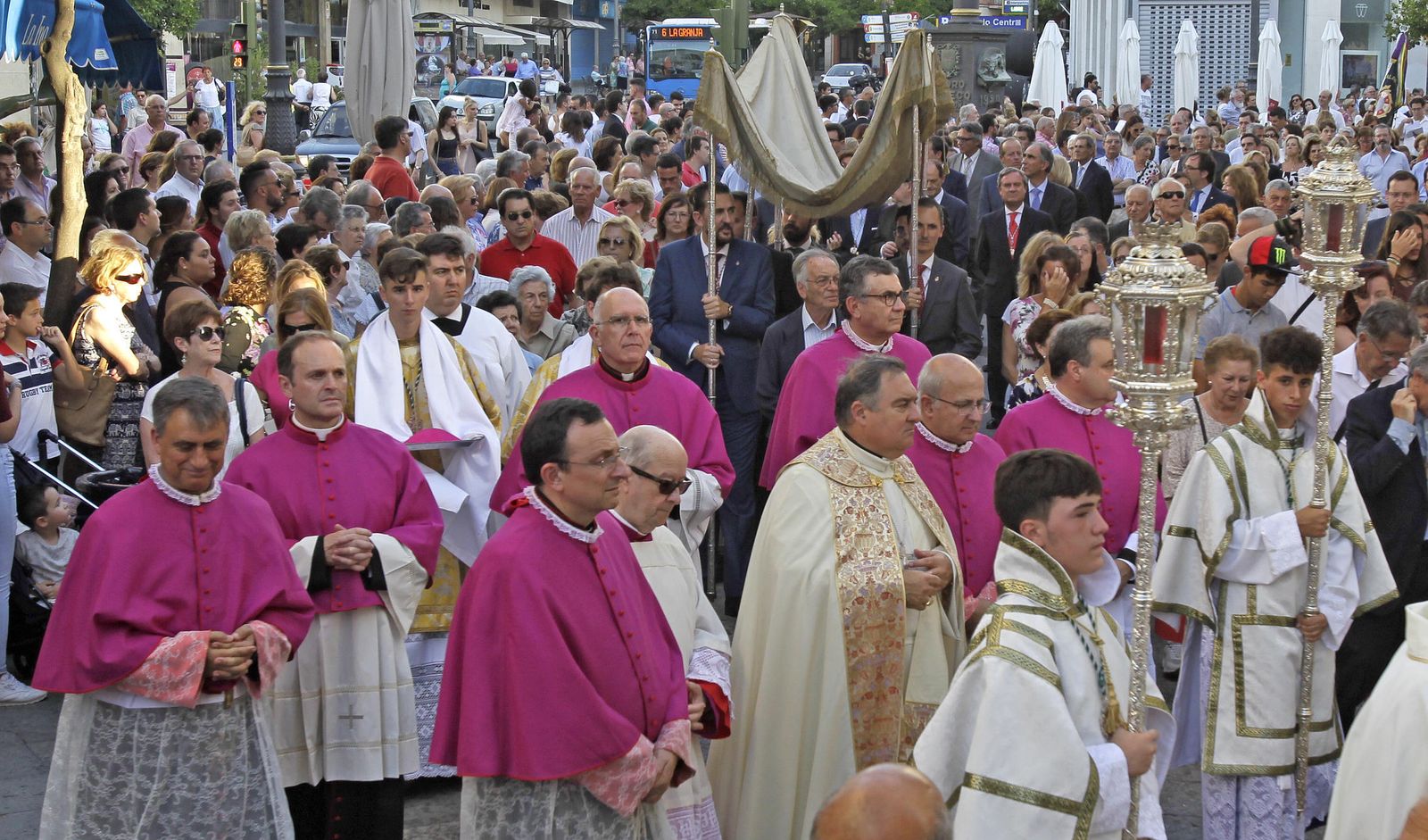 Sacerdotes junto al obispo en la procesión del Corpus.