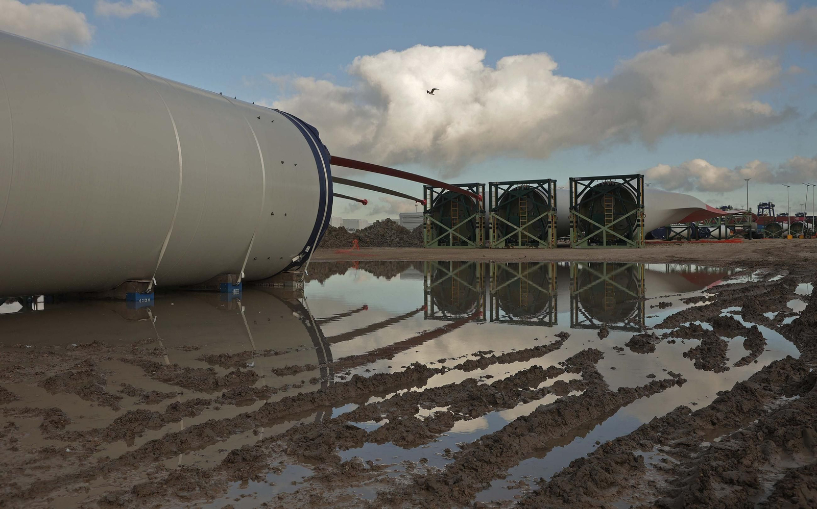 Los aerogeneradores descargados en el muelle de Isla Verde Exterior del Puerto de Algeciras, en imágenes