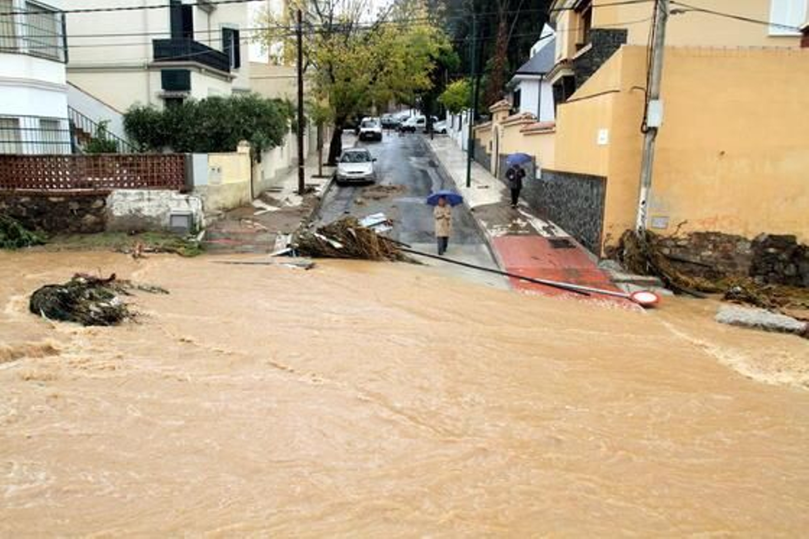 Málaga limpia el barro dejado por la tromba de agua del sábado