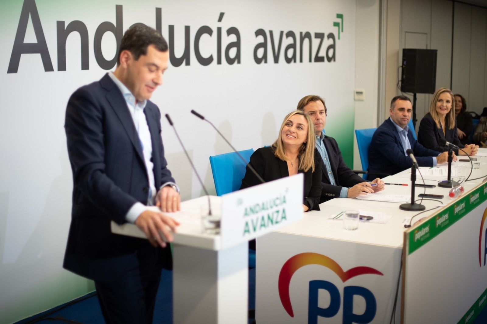 Carazo observa a Juanma Moreno durante la Junta de Granada