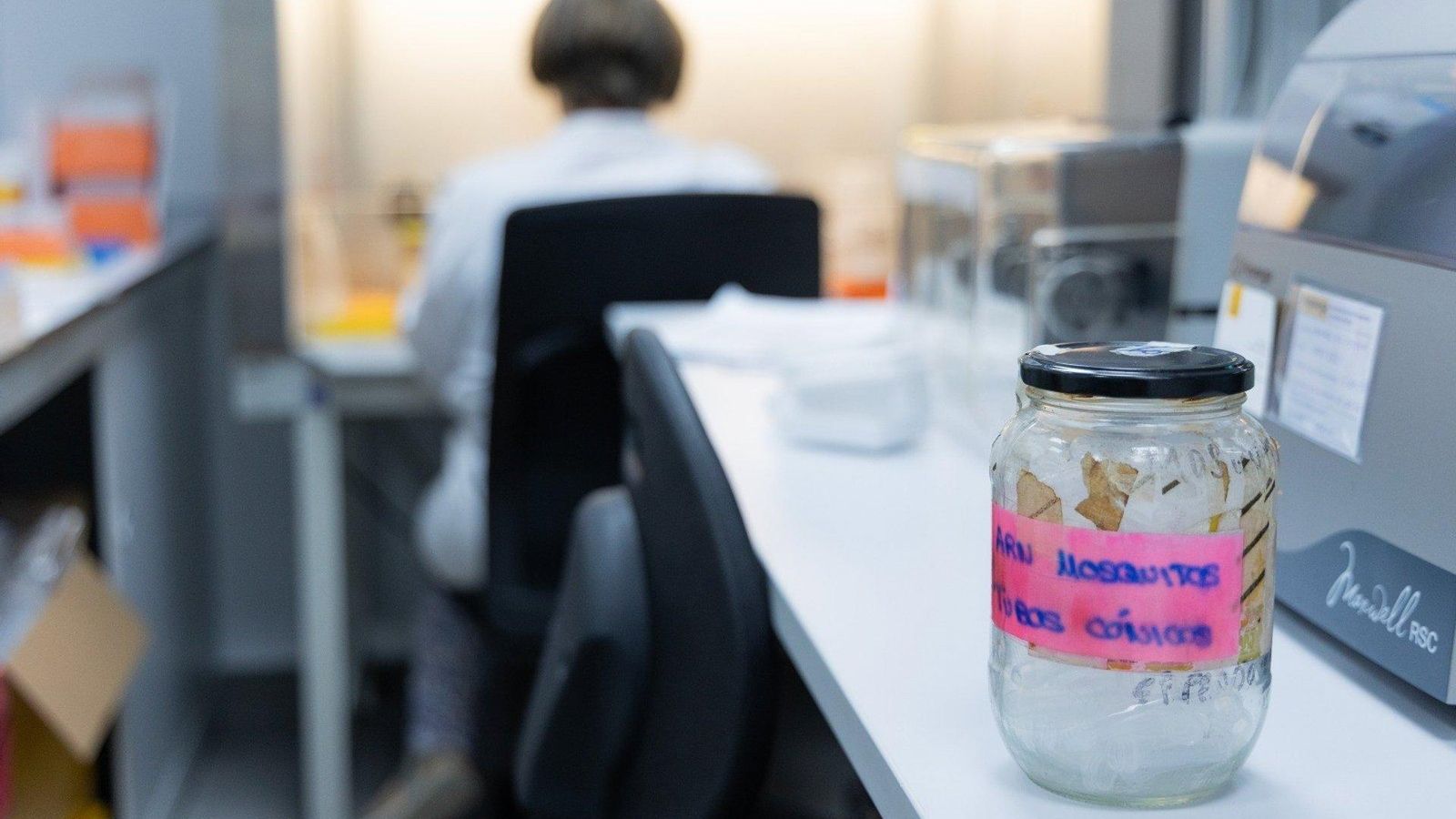 Imagen de un frasco con muestra del virus del Nilo.