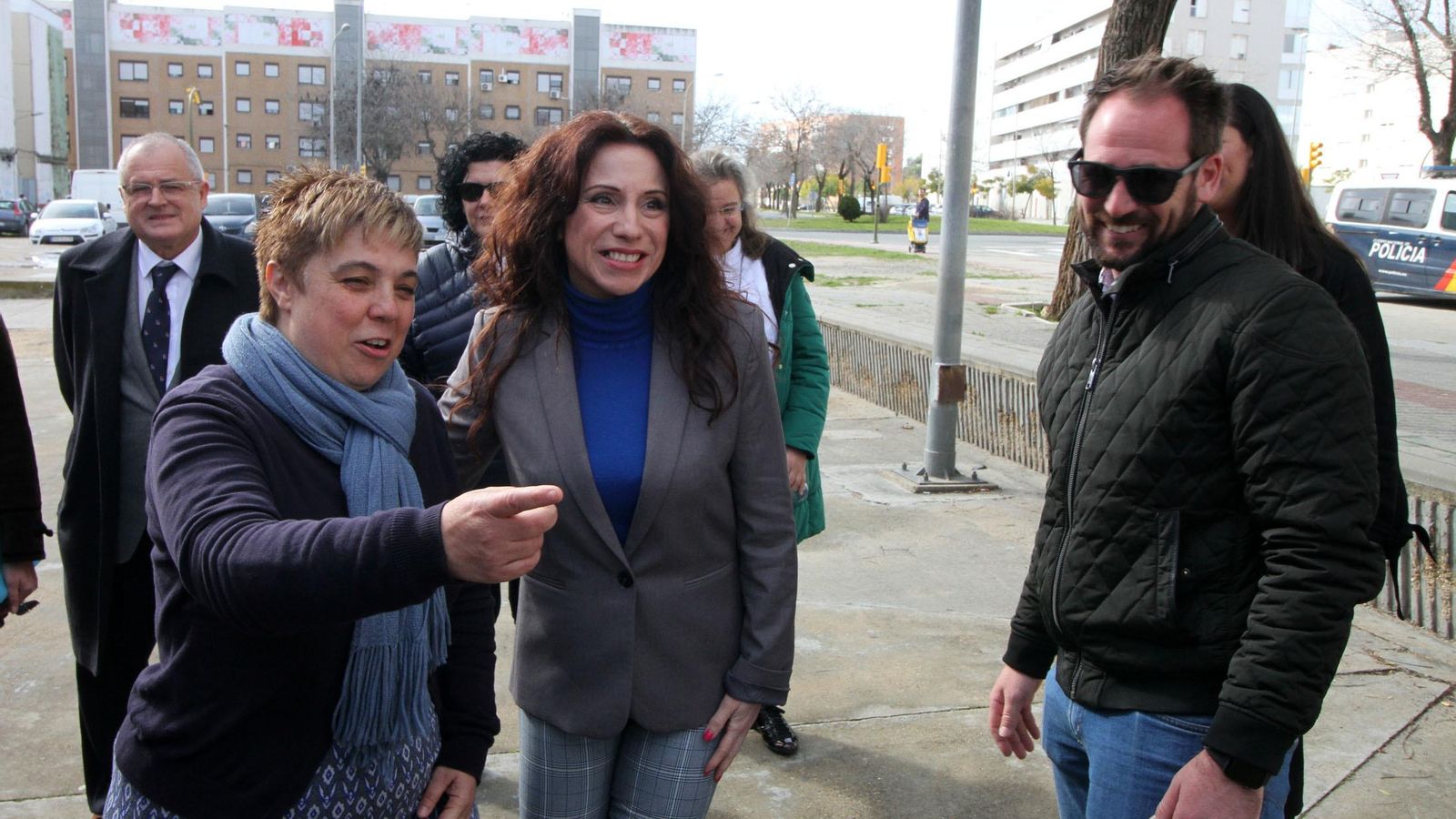 Rocío Ruiz conoce a los representantes de las diferentes entidades sociales.