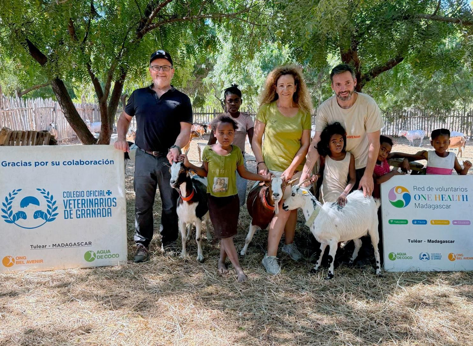 Los veterinarios Eva Muñumel y José María Castillo con Javier Maestra en Madagascar.