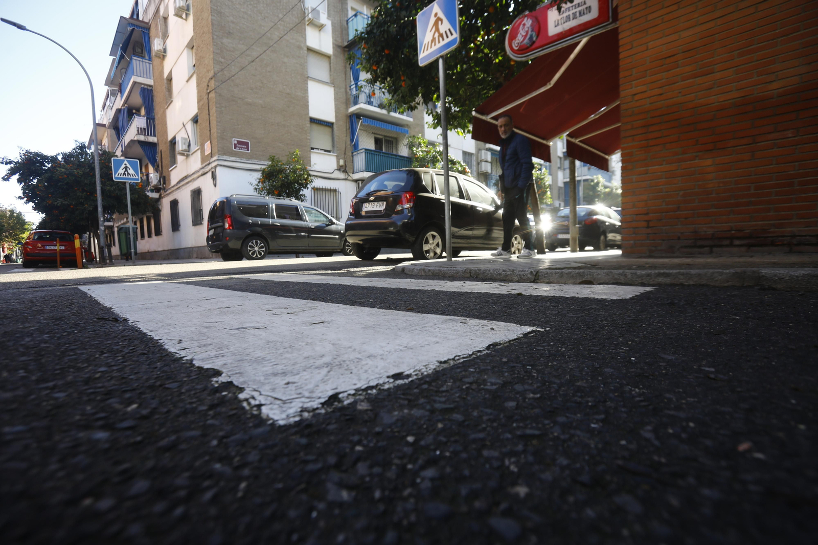 Imágenes de algunos de los pasos de peatones de Córdoba en los que se mejorará la accesibilidad