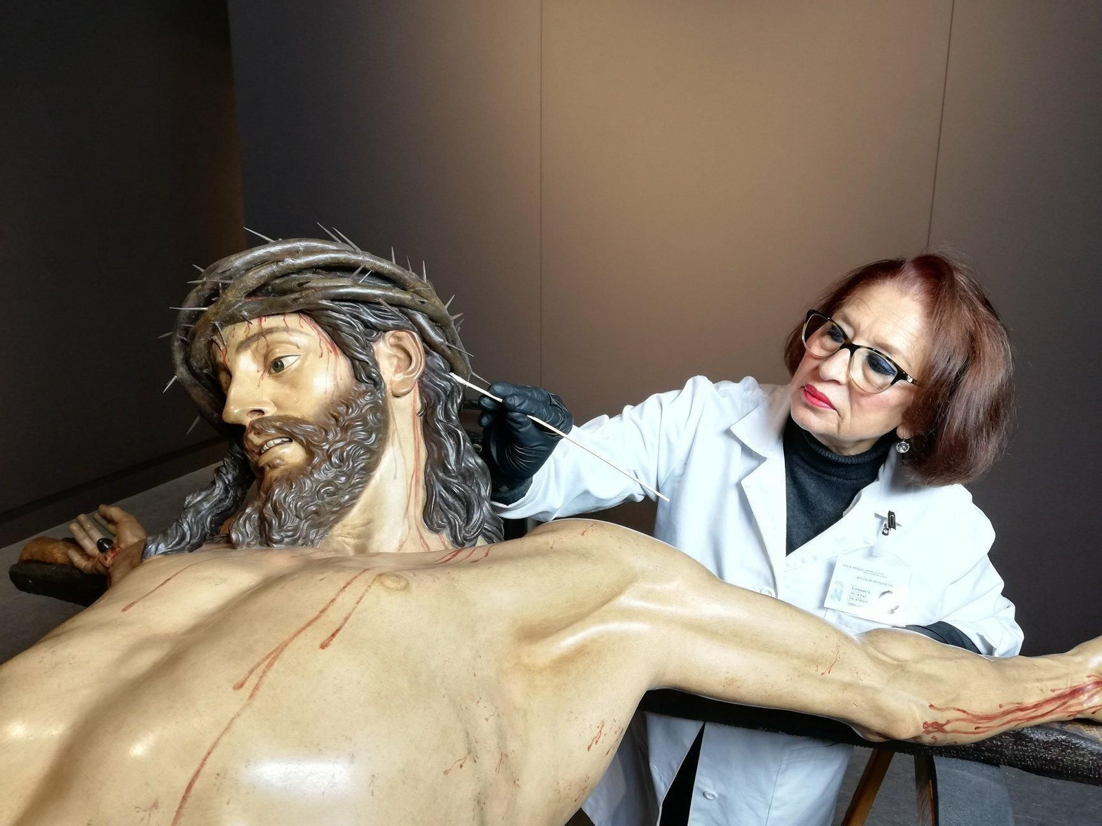 Fuensanta Paz acometiendo labores de limpieza en el Cristo de la Clemencia, obra de Montañés.