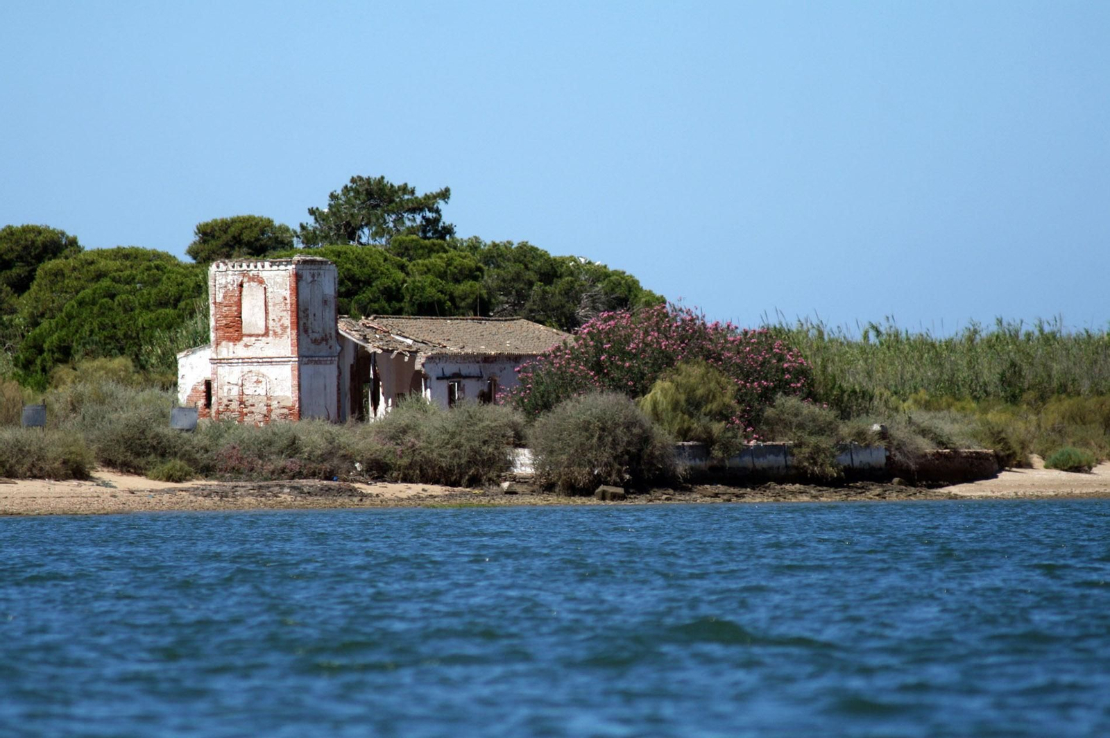 Panorámica de la almadraba vista desde la ría.