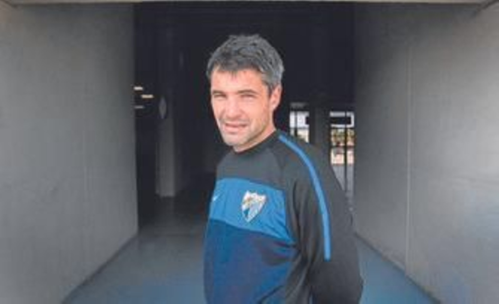 Toulalan posa en una de las bocanas del estadio de atletismo Ciudad de Málaga.