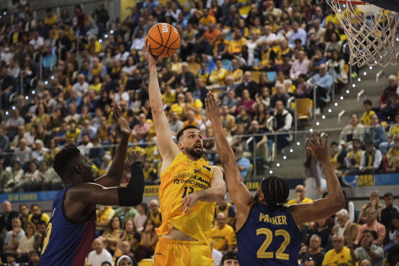 Metu y Parker, ante Pelos.