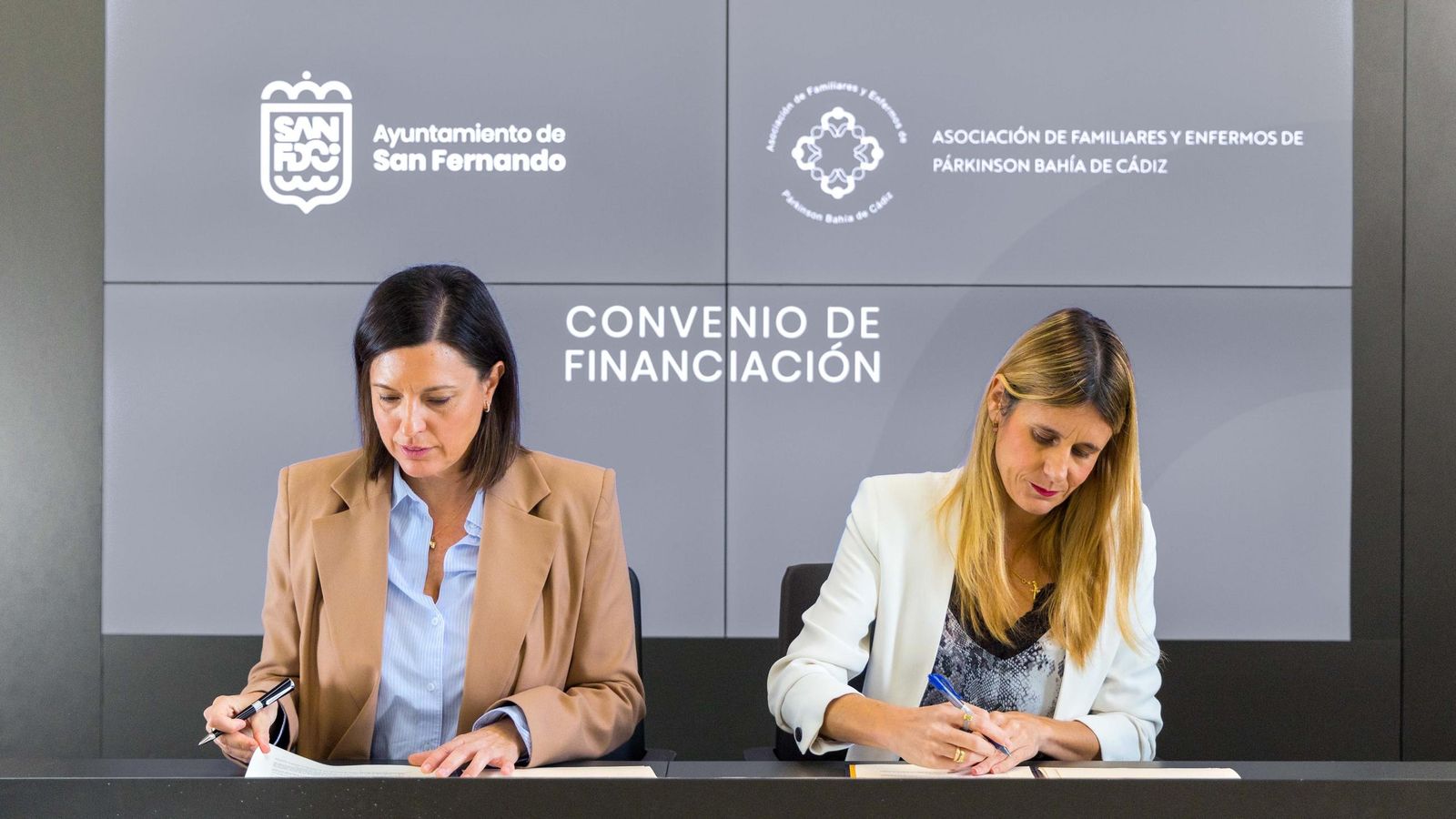Firma del convenio con la asociación Parkinson Bahía de Cádiz. En la imagen, la alcaldesa de San Fernando, Patricia Cavada, y la presidenta de la entidad, Lola Garzón