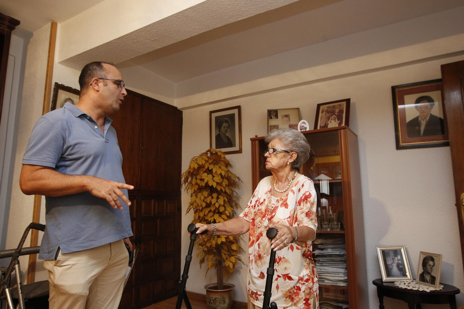 Paquita González en su domicilio en la capital almeriense junto al responsable del servicio de comidas a domicilio de Cuidal.