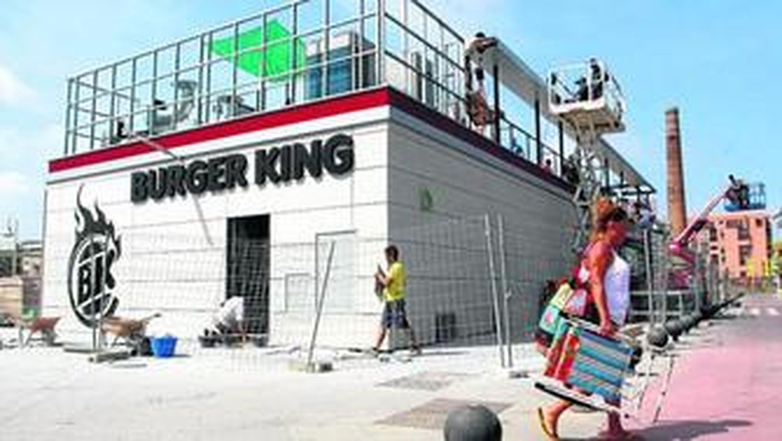 Operarios avanzan en los trabajos de construcción del restaurante de la cadena de comida rápida.
