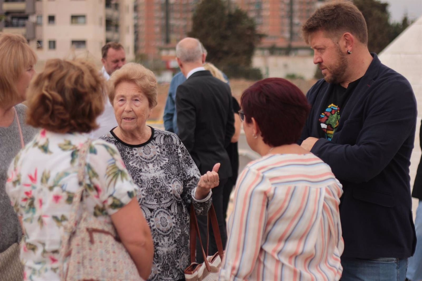 Concejales de Unidas Podemos reunidos con familiares de la Asociación de la Memoria Histórica.